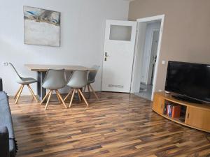 Rhein Living Apartment - Balkon und Rheinpromenade