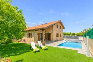 Gran casa de campo con piscina a 15 km de Pamplona