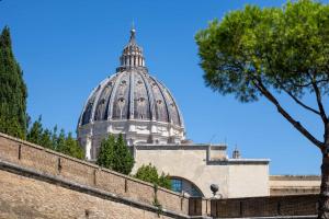 Vatican Elite Retreat 15 Walk to St Peters Basilica WiFi AC