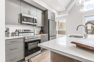 Brand New 3BR with Mountain views and Private garage