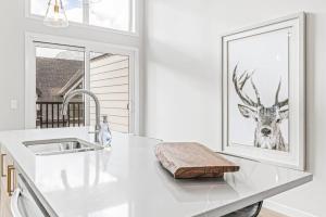 Brand New 3BR with Mountain views and Private garage