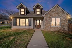 Rest and Rally Retreat 5BR (7 beds) Skyline Views