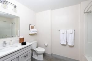 Charming Luxury Apt with Rooftop, Gym, and Parking