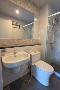 A3508 Monthly Condo Skytrain Minutes away Full Kitchen and Bath!