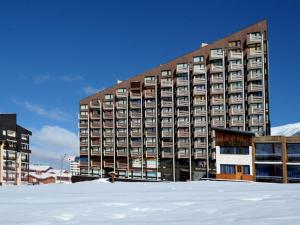 Studio lumineux avec balcon, accès direct aux pistes - FR-1-344-983