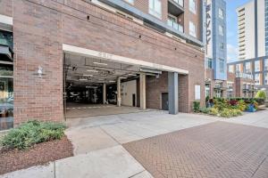 Queen City Breeze - Parking, Pool, Walkable