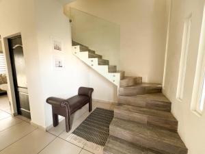 Casa Moderna en privada con Alberca 5 min del Aeropuerto y Consulado Americano