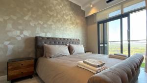 Deluxe fully furnished apartment in Menlyn Maine residence 902
