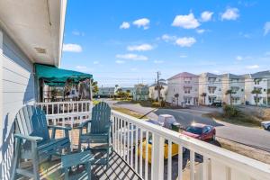 Stay at The Salty Palm! 2BR 15BA Sleeps 7