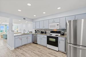 GO-JO Getaway! Coastal Comfort, 2BR Beachfront Townhouse, Sleeps 6