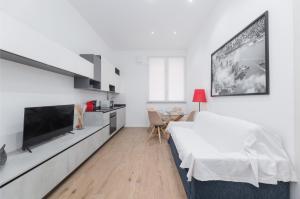 Bocconi White Apartment