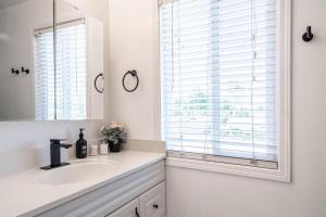 Cozy Designer 3BR 7-mins to Oakland Airport