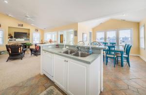 High Cotton - Old Nags Head Place, Ocean View, 325 Yds to Beach, Elevator, Pool, Hot Tub, Tiki Bar