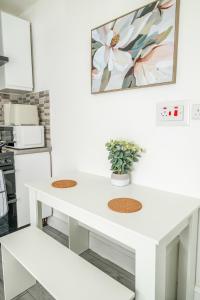 Cosy En-suite Driveway Work Leisure