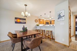 Cozy 2BR condo in Breckenridge with wooded views, easy ski access to Atrium 108!