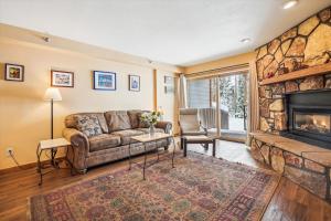 Cozy 1BR condo in Breckenridge with hot tub and wooded views Atrium 005!