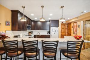 Cozy 1BR condo in Breckenridge with hot tub and wooded views Atrium 005!