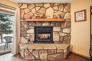 Cozy 1BR condo in Breckenridge with hot tub and wooded views Atrium 005!