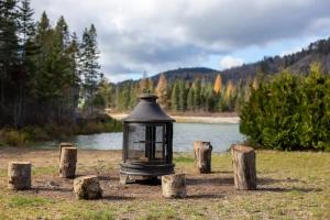 St-Côme Waterfront, Hot Tub, Sauna & Ski Chalet