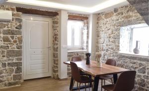 MENELAUS Stone House
