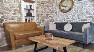 MENELAUS Stone House