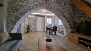 MENELAUS Stone House