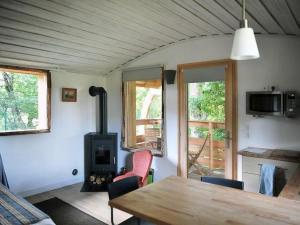 Cabane cosy avec terrasse en hauteur, poêle à bois - API-1-52-1725