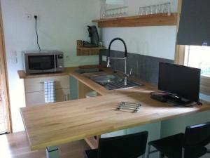 Cabane cosy avec terrasse en hauteur, poêle à bois - API-1-52-1725