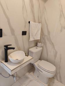 5 ambientes nuevo con balcón y patio en el centro