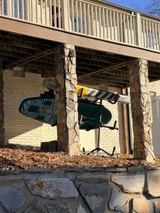 Lake House, Fire Table, Hot Tub, Screened in Porch
