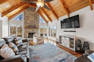 Lake House, Fire Table, Hot Tub, Screened in Porch