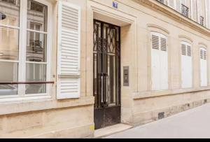 Bright Parisian apartment
