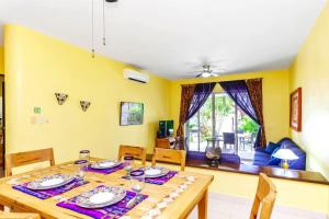 Private Villa with Pool, Golf, Patio & 5th Ave Access