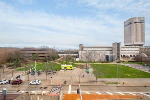 Downtown 2BR | Walk to Venues, Play house Square