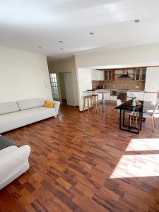Hyper-centre, Air-conditioned apartment with balcony