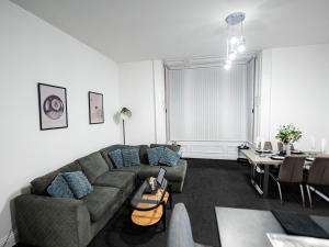 Stylish First Floor Elms West Apartment With Free Parking