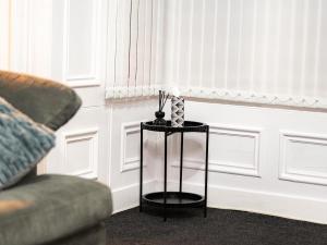 Stylish First Floor Elms West Apartment With Free Parking
