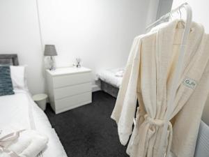 Stylish First Floor Elms West Apartment With Free Parking