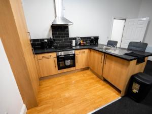 Stylish First Floor Elms West Apartment With Free Parking