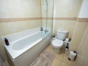 Stylish First Floor Elms West Apartment With Free Parking