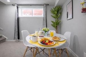 Calgary Views & 1BR - Dedicated Work space & TV