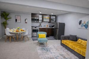 Calgary Views & 1BR - Dedicated Work space & TV