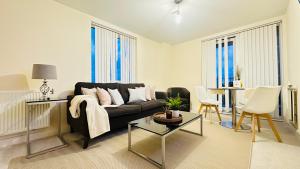 2 Bed 2 Bath Apartment, 10 Sec to station, Ideal for long stays