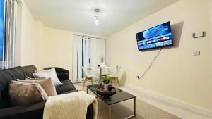 2 Bed 2 Bath Apartment, 10 Sec to station, Ideal for long stays