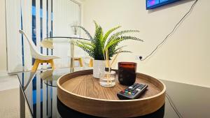 2 Bed 2 Bath Apartment, 10 Sec to station, Ideal for long stays