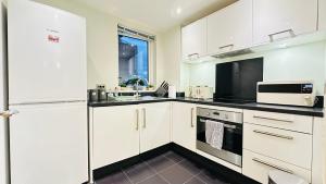 2 Bed 2 Bath Apartment, 10 Sec to station, Ideal for long stays