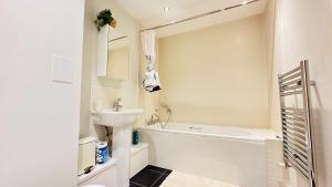 2 Bed 2 Bath Apartment, 10 Sec to station, Ideal for long stays
