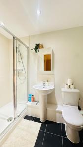 2 Bed 2 Bath Apartment, 10 Sec to station, Ideal for long stays