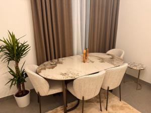 Stylish Brand New 2 bed Stay near Marina