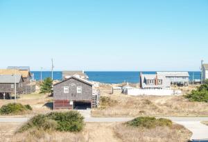Carolina Cottage - Kitty Hawk, Oceanside, Walk to Beach, Pool, Hot Tub, Pool Table